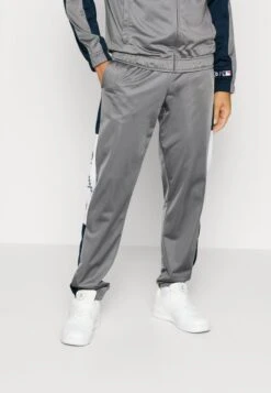 Champion NEW YORK YANKEES TRACKSUIT - Trainingsanzug - Grey/dark Blue 13 Champion NEW YORK YANKEES TRACKSUIT - Trainingsanzug - Grey/dark Blue -Pier One Mode Verkäufe 09afb83d5b1b44319270892c4127e021