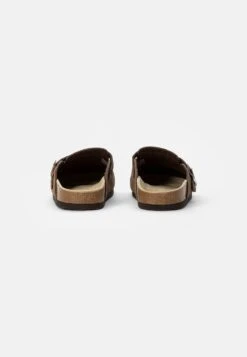 Pier One LEATHER UNISEX - Clogs - Brown -Pier One Mode Verkäufe 18a09b6c3e71439784e427988b058842