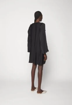 By Malene Birger AVANNA - Freizeitkleid - Black 13 By Malene Birger AVANNA - Freizeitkleid - Black -Pier One Mode Verkäufe 4d202b81b3314d31bf3fdf3ad52822d9