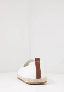 Pier One RENA ESPADRILLE UNISEX - Espadrille - White -Pier One Mode Verkäufe 4f1c7dae0cbb47efaca02a71fb79d125