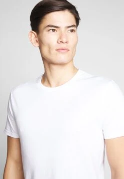 Pier One 2 PACK - T-Shirt Basic - White/dark Blue -Pier One Mode Verkäufe 5d6a04d994e343d2903cc2c1666bad4b