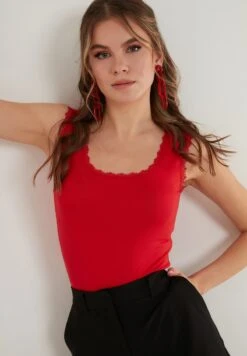 LELA SQUARE NECK LACE DETAILED ATHLETE - Top - Red -Pier One Mode Verkäufe 8029a11a303946fa904ad757f621c233