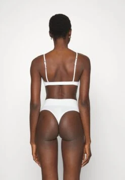 Spanx COTTON COMFORT THONG - String - White -Pier One Mode Verkäufe 9b28c97bf8e94f2984092d88bf8db33a