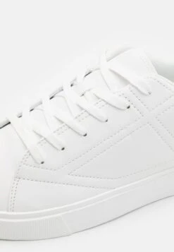 Pier One UNISEX - Sneaker Low - White 13 Pier One UNISEX - Sneaker Low - White -Pier One Mode Verkäufe 9df20e8fbfac4dbbaad7e726f8a84e52