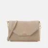 Anna Field LEATHER - Clutch - Taupe -Pier One Mode Verkäufe a5f4431c1d2e458ea602b72891a5068e
