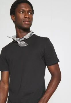 Pier One 3 PACK - T-Shirt Basic - Black/mottled Dark Grey/bordeaux -Pier One Mode Verkäufe ae9b9691c10949c5b4edc17929f8c13a