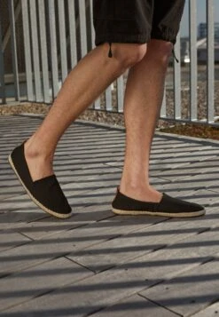 Pier One RENA ESPADRILLE UNISEX - Espadrille - Black -Pier One Mode Verkäufe cb806f944ebf47a1be125d225ca7178e