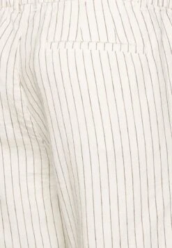 Pier One LINEN BLEND DRAWCORD SHORTS - Shorts - Off-white -Pier One Mode Verkäufe f49c7de0cfa048f4bc002dc26d1abcb2